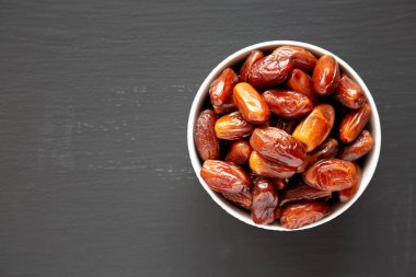 Organik Dry Deglet Nour 'un kasedeki randevuları, üst manzara. Dümdüz, tepeden, yukarıdan.