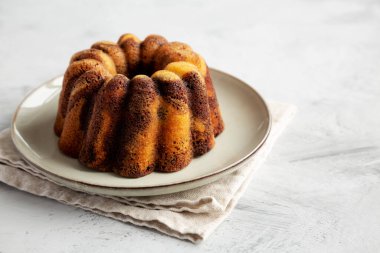 Tabakta ev yapımı mermer kek, düşük açılı. Boşluğu kopyala.