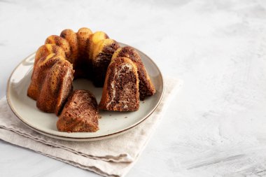 Tabakta ev yapımı mermer kek, yan görünüm.