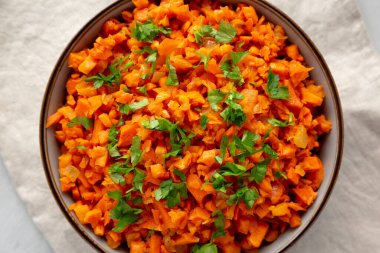 Ev yapımı Smoky Baharatlı Havuç Pilavı ve Maydanozlu Kase, en iyi manzara. Yakın plan..