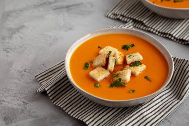 Ev yapımı tereyağlı kabak çorbası, yan manzara..