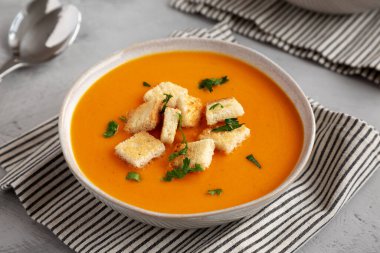 Ev yapımı tereyağlı kabak çorbası, yan manzara..