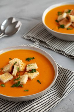 Ev yapımı tereyağlı kabak çorbası, yan manzara..
