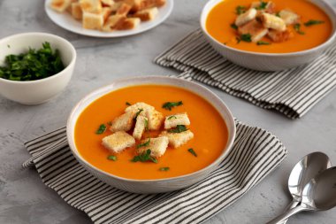 Ev yapımı tereyağlı kabak çorbası, yan manzara..