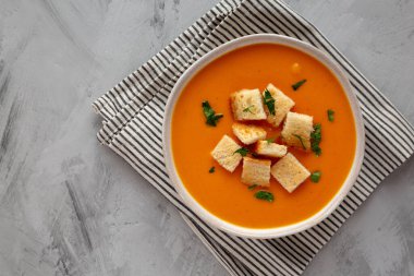 Ev yapımı tereyağlı kabak çorbası, en güzel manzara. Boşluğu kopyala.