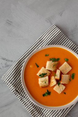 Ev yapımı tereyağlı kabak çorbası, en güzel manzara. Dümdüz, tepeden, yukarıdan. Metin için boşluk.