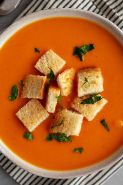 Ev yapımı tereyağlı kabak çorbası, en güzel manzara. Dümdüz, tepeden, yukarıdan.