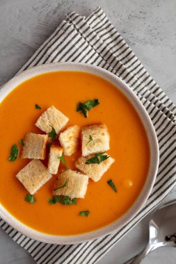 Ev yapımı tereyağlı kabak çorbası, en güzel manzara. Dümdüz, tepeden, yukarıdan.