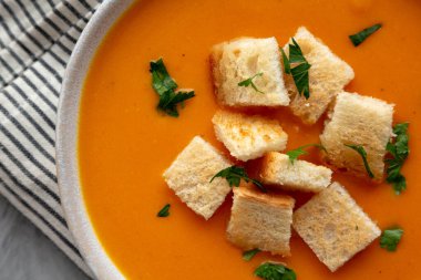 Ev yapımı tereyağlı kabak çorbası, en güzel manzara. Dümdüz, tepeden, yukarıdan.