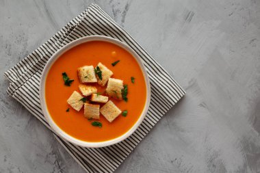 Ev yapımı tereyağlı kabak çorbası, en güzel manzara. Dümdüz, tepeden, yukarıdan. Boşluğu kopyala. 