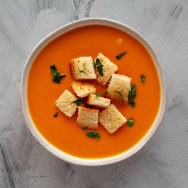 Ev yapımı tereyağlı kabak çorbası, en güzel manzara. Dümdüz, tepeden, yukarıdan.