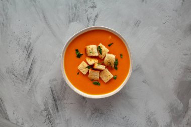 Ev yapımı tereyağlı kabak çorbası, en güzel manzara. Dümdüz, tepeden, yukarıdan.