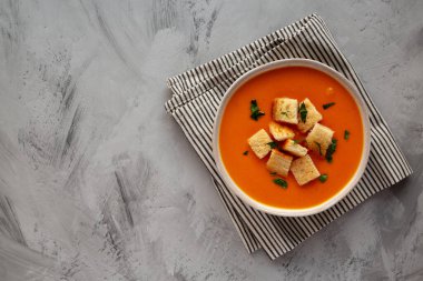 Ev yapımı tereyağlı kabak çorbası, en güzel manzara. Dümdüz, tepeden, yukarıdan.