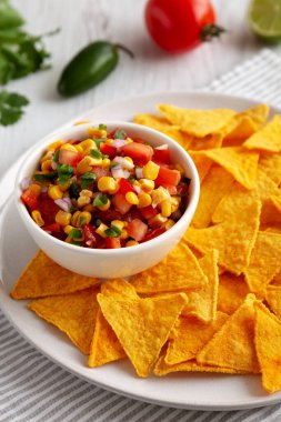 Ev yapımı Mısır Salsa 'sı ve yanında da tabak üzerinde patates cipsi..