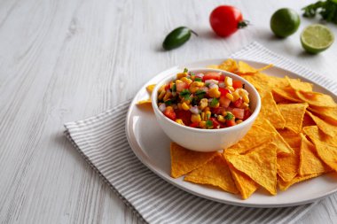 Ev yapımı Mısır Salsa 'sı ve düşük açılı Tortilla Chips. Boşluğu kopyala.