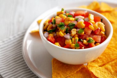 Ev yapımı Mısır Salsa 'sı ve düşük açılı Tortilla Chips. Yakın plan..