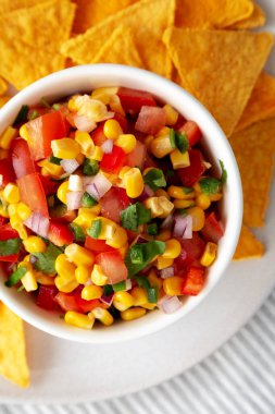 Ev yapımı Mısır Salsa 'sı ve bir tabak Tortilla Chips, en iyi manzara. Yukarıdan, dümdüz yatıyordu. Yakın plan..