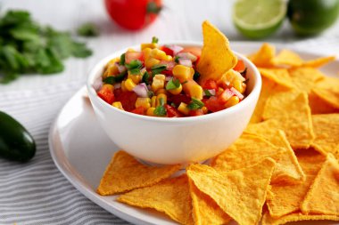 Ev yapımı Mısır Salsa 'sı ve düşük açılı Tortilla Chips. Yakın plan..