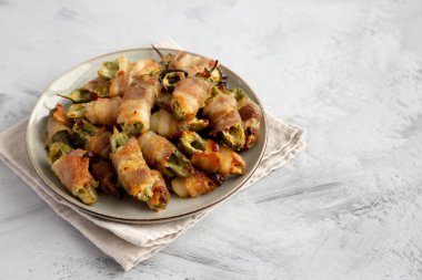 Ev yapımı jambonlu Jalapeno Poppers tabakta, yan görüşte. Boşluğu kopyala.