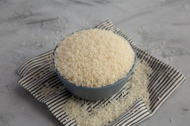 Jasmine Rice 'ı bir kasede kurutun..