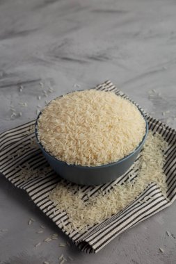 Jasmine Rice 'ı bir kasede kurutun, yan gözle. Boşluğu kopyala.