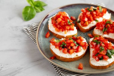 Tabakta ev yapımı Domates Ricotta Tartine, yan manzara..