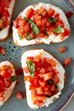 Tabakta ev yapımı domatesli Ricotta Tartine, en iyi manzara. Yakın plan..