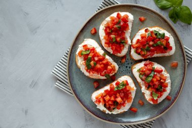 Tabakta ev yapımı domatesli Ricotta Tartine, en iyi manzara. Dümdüz, tepeden, yukarıdan. Boşluğu kopyala.