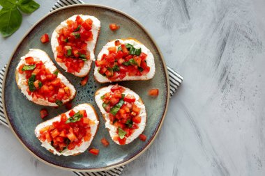 Tabakta ev yapımı domatesli Ricotta Tartine, en iyi manzara. Dümdüz, tepeden, yukarıdan. Boşluğu kopyala.