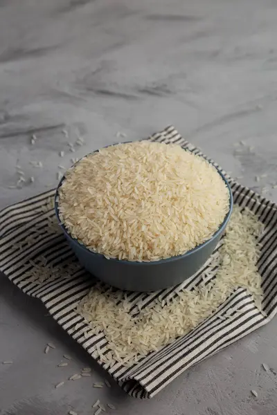 Jasmine Rice 'ı bir kasede kurutun, yan gözle. Boşluğu kopyala.