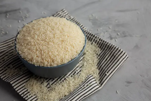 Jasmine Rice 'ı bir kasede kurutun, yan gözle. Boşluğu kopyala.