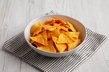Ev yapımı peynirli tortilla cipsi kasede, yan görüş.. 