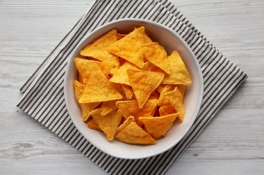 Ev yapımı Cheese Tortilla Chips in a Bowl, top view. Dümdüz, tepeden, yukarıdan.