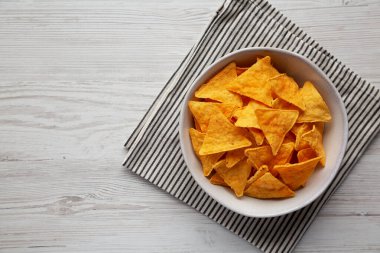 Ev yapımı Cheese Tortilla Chips in a Bowl, top view. Dümdüz, tepeden, yukarıdan.