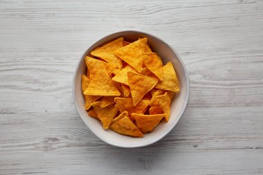 Ev yapımı Cheese Tortilla Chips in a Bowl, top view. Dümdüz, tepeden, yukarıdan.