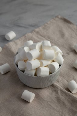 Bir kasede beyaz şekerlemeler, yan görünüm. 