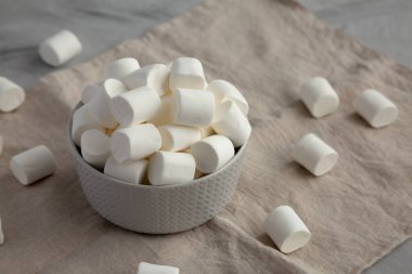 Bir kasede beyaz şekerlemeler, yan görünüm. 