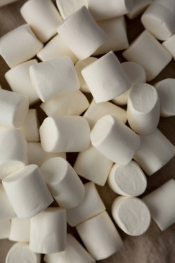 Kumaş üzerinde beyaz şekerlemeler, üst manzara. Dümdüz, tepeden, yukarıdan.