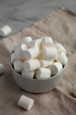 Bir kasede beyaz şekerlemeler, yan görüş. Metin için boşluk.