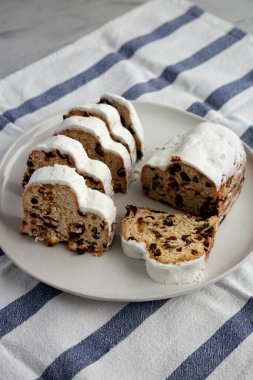 Ev yapımı Noel Çalıntı Ekmeği Tabakta, yan görünümde. 