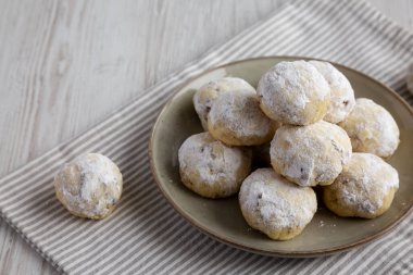 Tabakta ev yapımı kartopu kurabiyeleri, yan görünüm. 