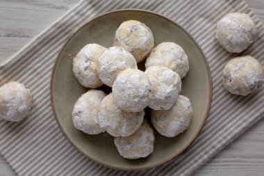 Tabakta ev yapımı kartopu kurabiyeleri, üst manzara. Dümdüz, tepeden, yukarıdan.