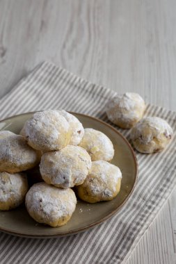 Tabakta ev yapımı kartopu kurabiyeleri, yan görüş. Boşluğu kopyala.