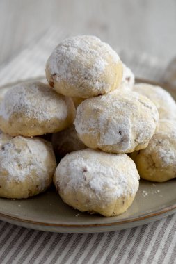 Tabakta ev yapımı kartopu kurabiyeleri, yan görünüm.