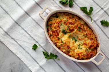 Peynirli ve Müzakereli Ev Yapımı Kabuklu Patates, en iyi manzara. Boşluğu kopyala.