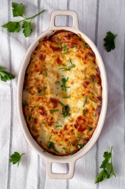 Peynirli ve Müzakereli Ev Yapımı Kabuklu Patates, en iyi manzara. Dümdüz, tepeden, yukarıdan.