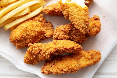 Patates kızartmalı ev yapımı tavuklar, en güzel manzara. Dümdüz, tepeden, yukarıdan. Yakın plan..