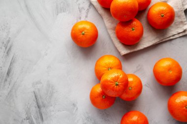 Gri arka planda organik çiğ portakallar, üst manzara. Boşluğu kopyala.