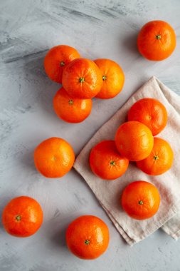 Gri arka planda organik çiğ portakallar, üst manzara. Düz uzanın, başınızın üstünde.