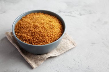 Tabakta organik esmer şeker, yan görüş. Boşluğu kopyala.